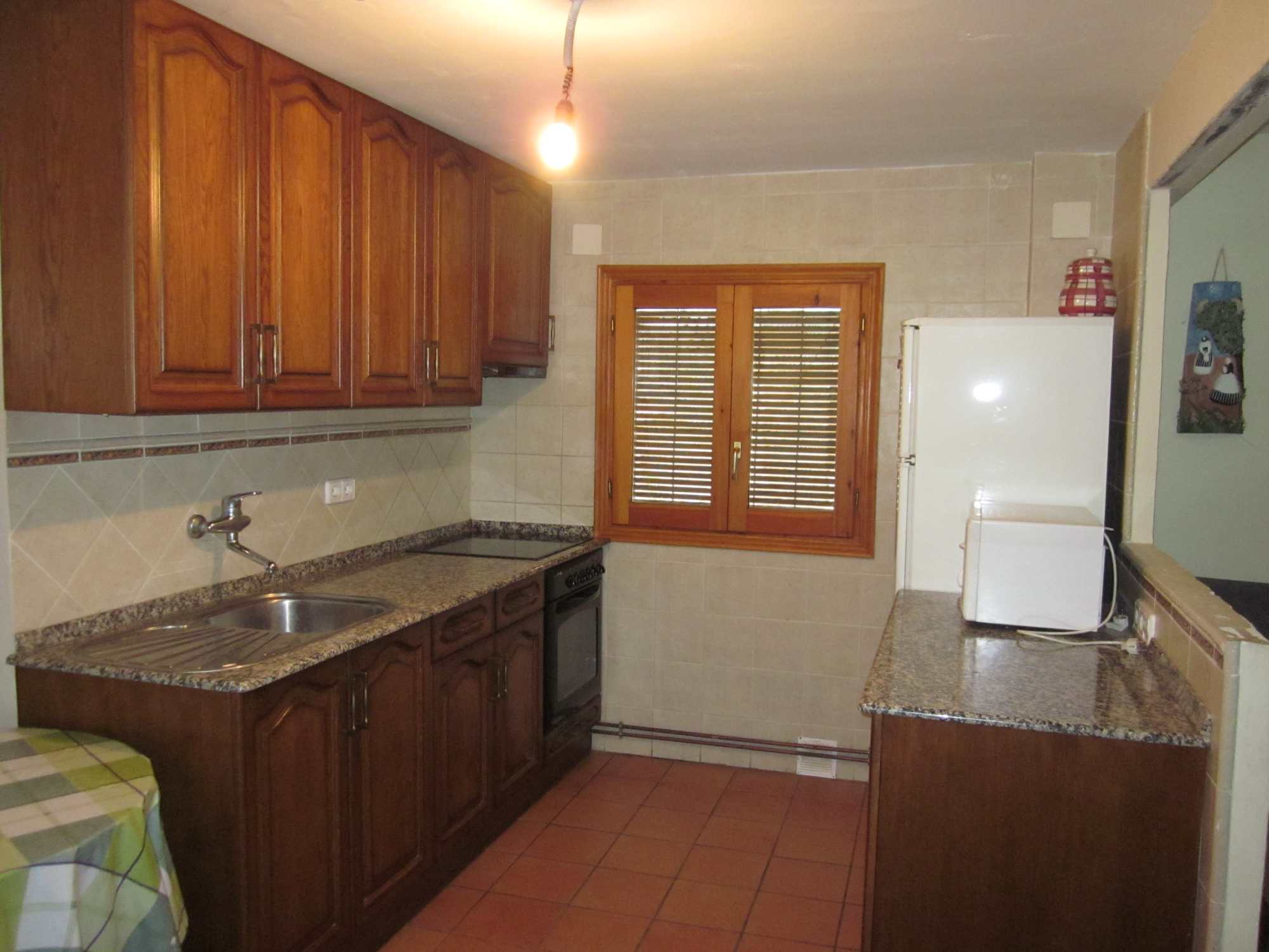 Cocina-min Casa adosada de pueblo para ALQUILER en Colungo