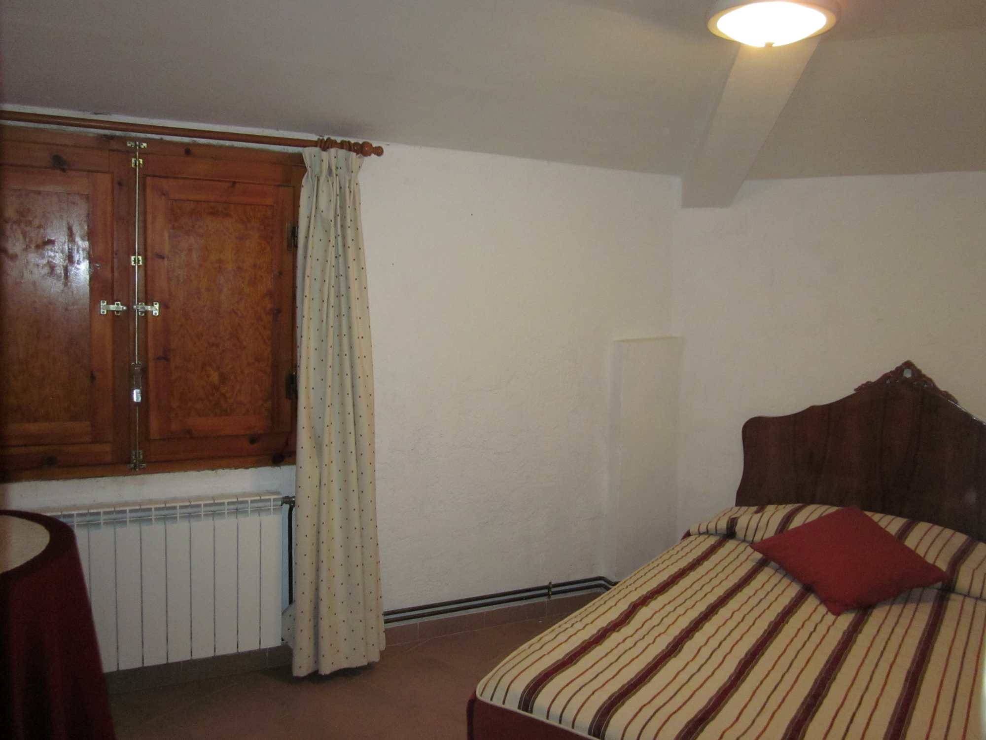 Dormitorio 5-min Casa adosada de pueblo para ALQUILER en Colungo