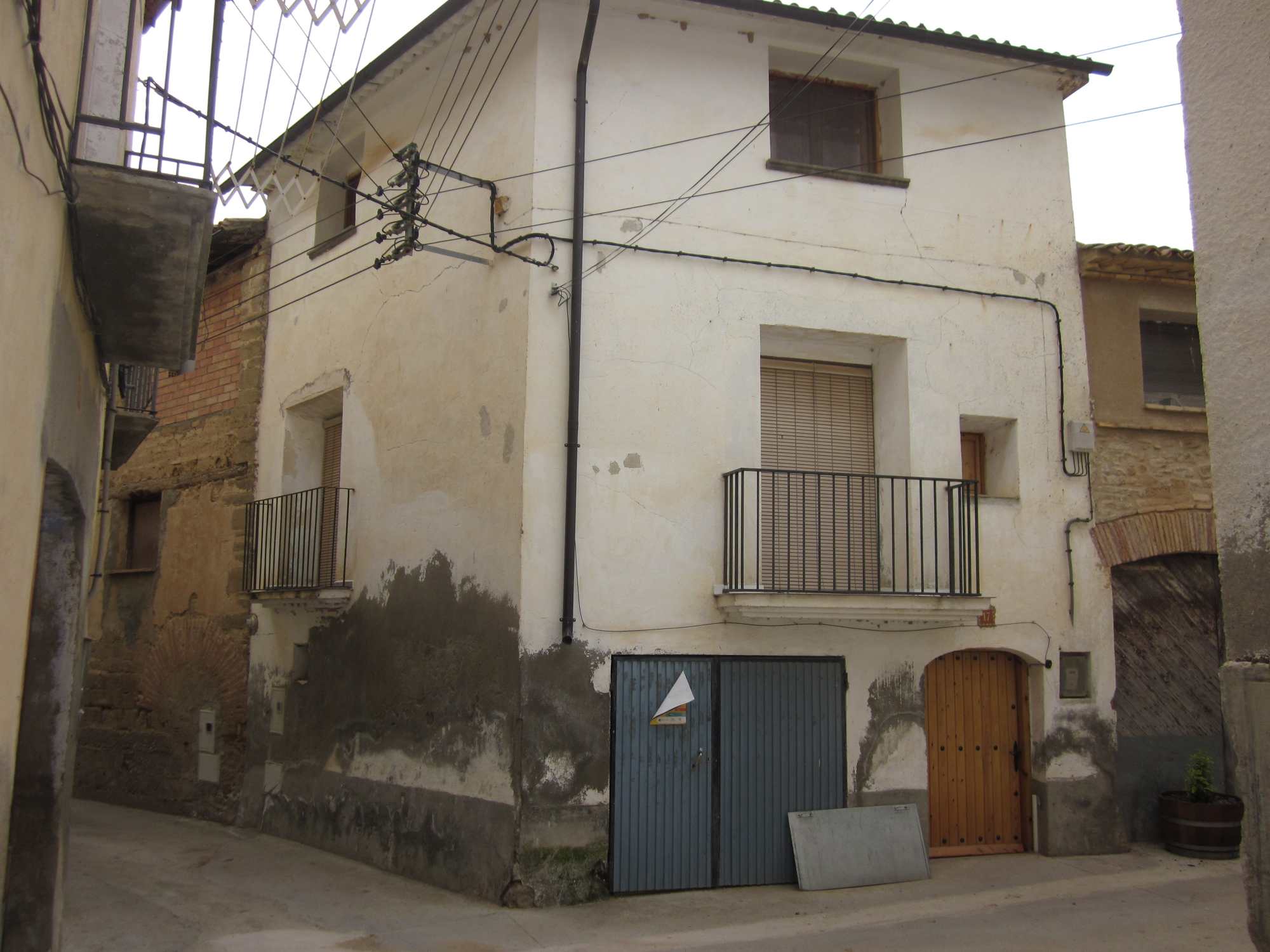 Vista casa exterior-min Casa adosada de pueblo para ALQUILER en Colungo