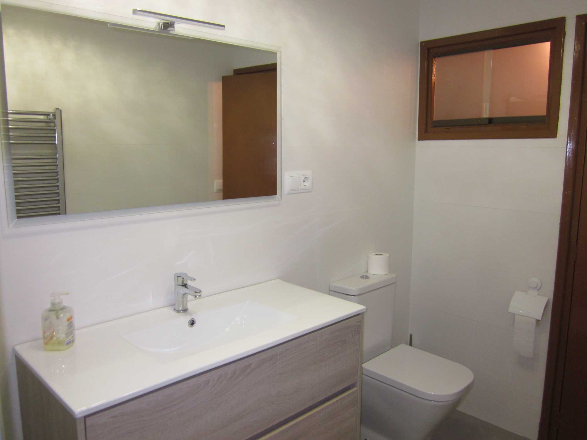 CUARTO DE BA++ªO CON INODORO-min Casa amueblada en Salas Bajas