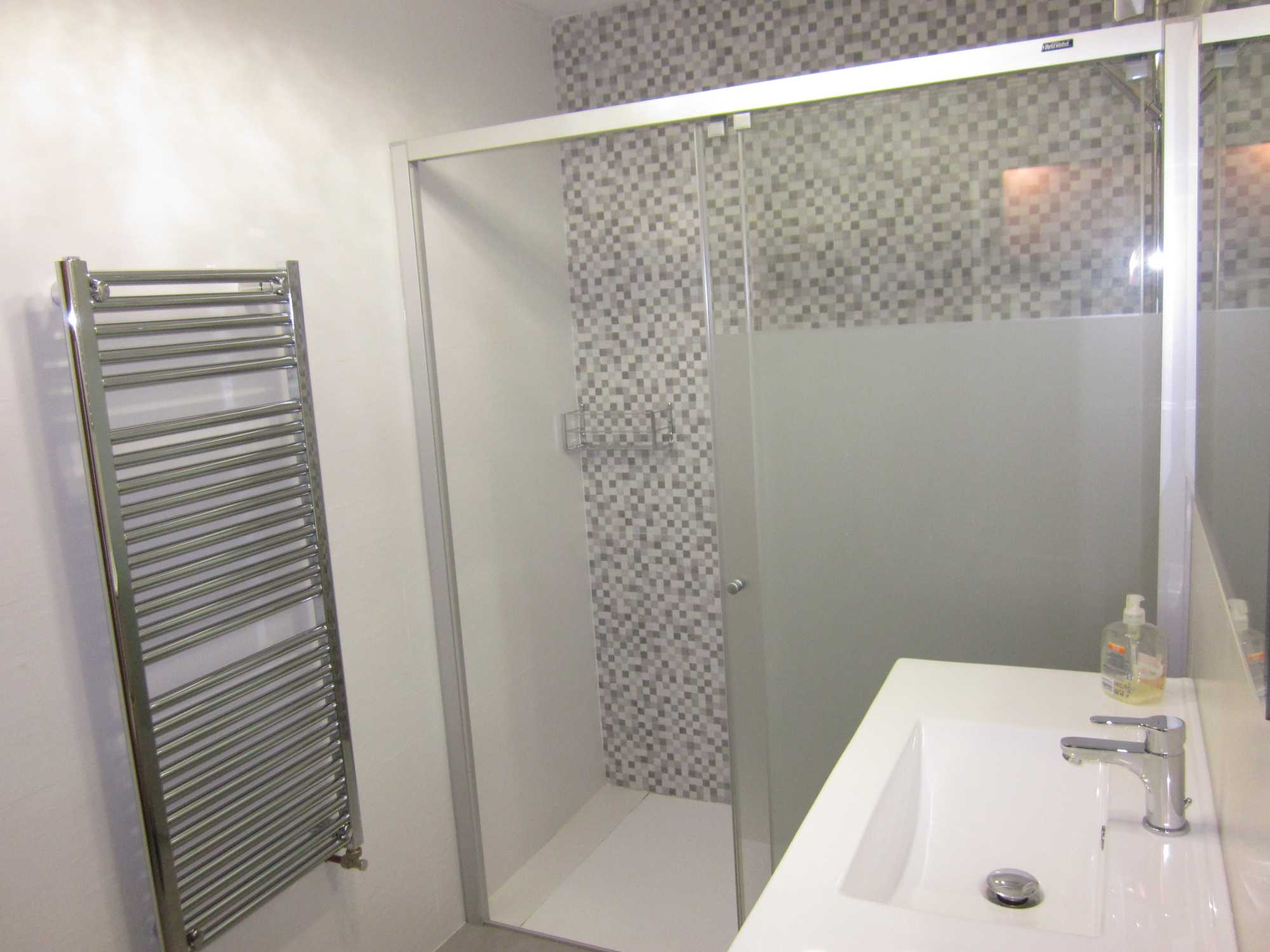 CUARTO DE BA++ªO CON RADIADOR-min Casa amueblada en Salas Bajas