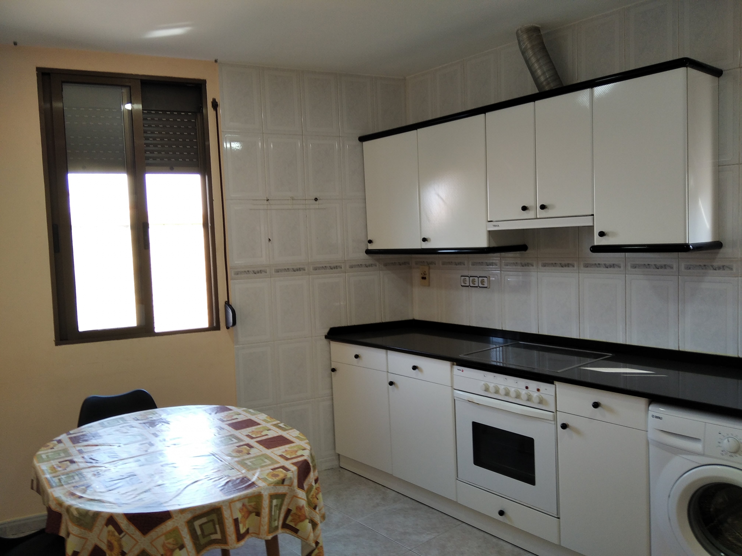 foto cocina 5-min Piso de ALQUILER totalmente reformado en PERALTA DE ALCOFEA.