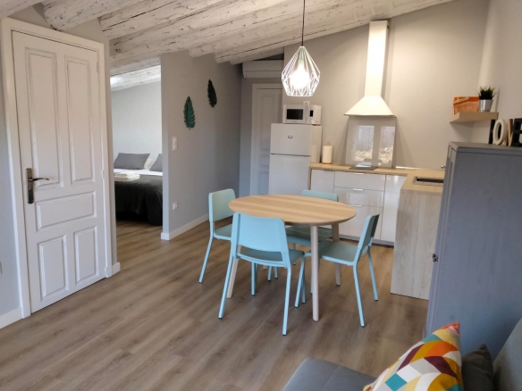 Piso de 42 m2 en ALQUILER abuhardillado decorado con gusto totalmente equipado en BIERGE