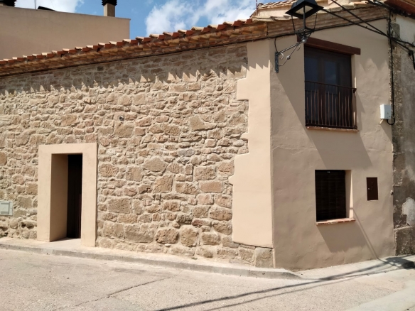 Piso de 42 m2 en ALQUILER abuhardillado decorado con gusto totalmente equipado en BIERGE