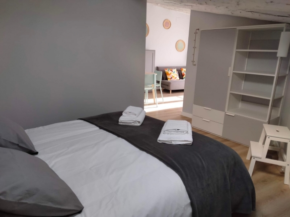 Piso de 42 m2 en ALQUILER abuhardillado decorado con gusto totalmente equipado en BIERGE
