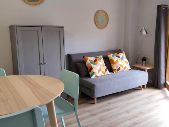 Piso de 42 m2 en ALQUILER abuhardillado decorado con gusto totalmente equipado en BIERGE