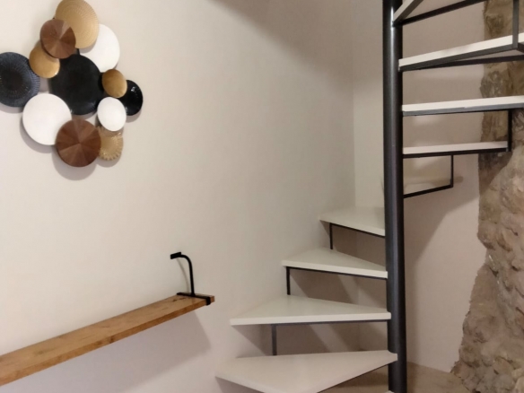 Piso de 42 m2 en ALQUILER abuhardillado decorado con gusto totalmente equipado en BIERGE