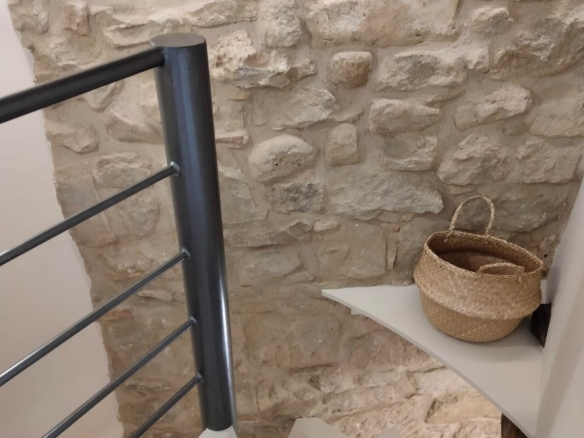 Piso de 42 m2 en ALQUILER abuhardillado decorado con gusto totalmente equipado en BIERGE