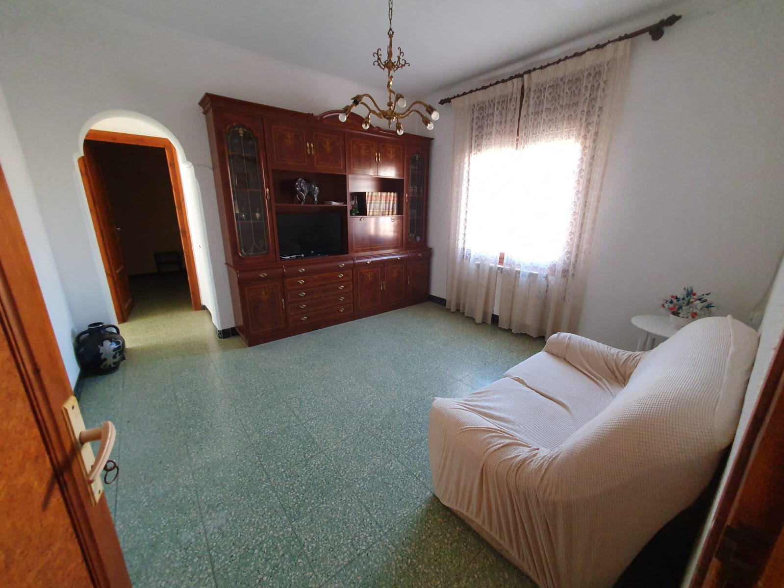 Dos plantas, 400 m2 con JARDÍN, GARAJE, TRASTEROS y bonitas vistas de orientación este-oeste.