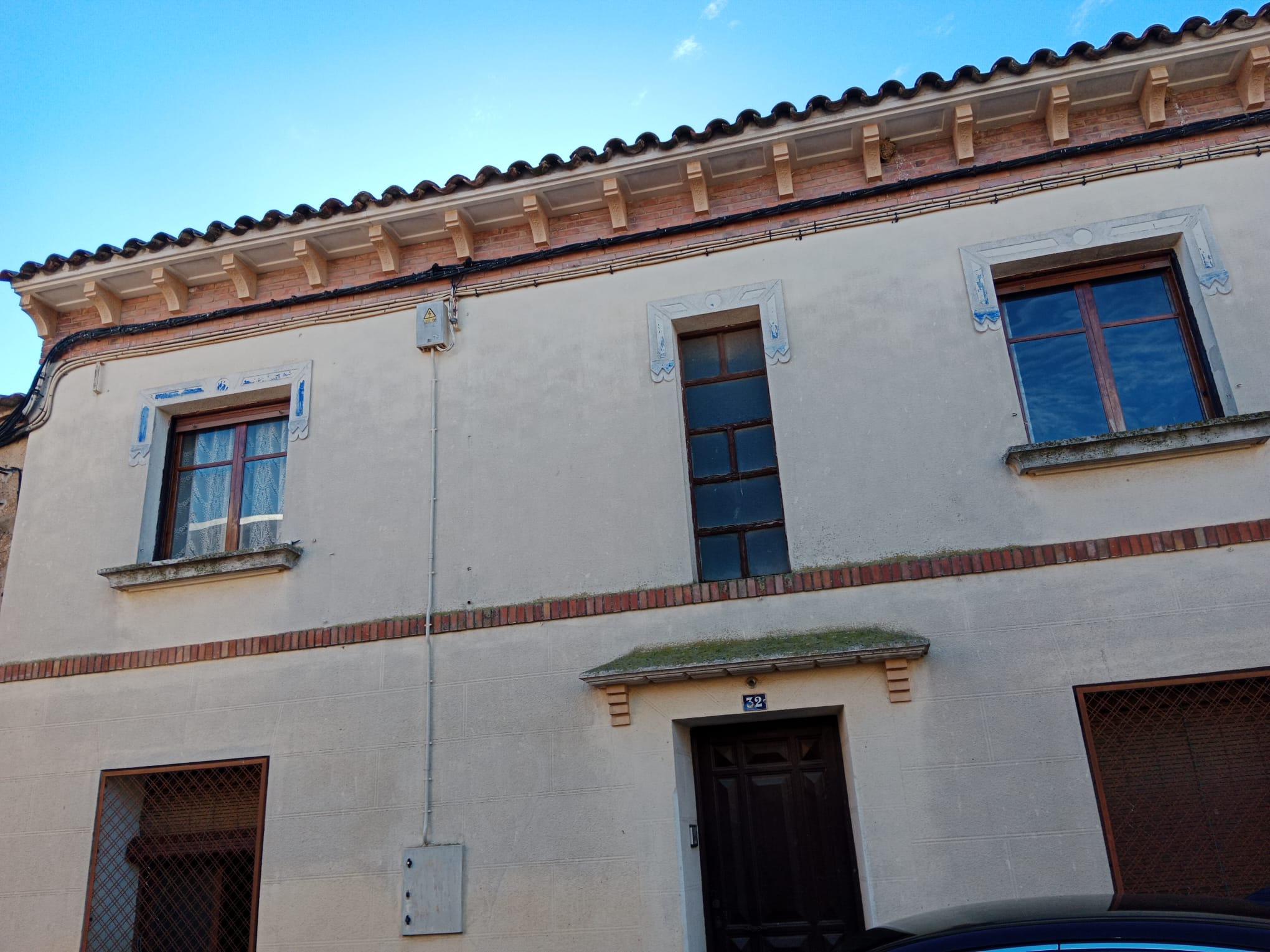 Dos plantas, 400 m2 con JARDÍN, GARAJE, TRASTEROS y bonitas vistas de orientación este-oeste.
