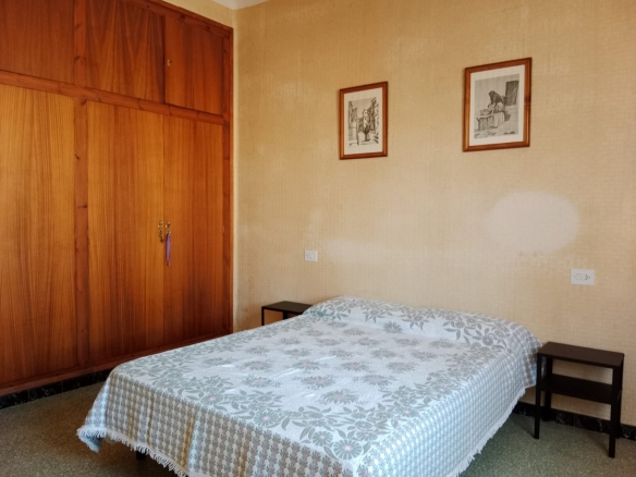 Dos plantas, 400 m2 con JARDÍN, GARAJE, TRASTEROS y bonitas vistas de orientación este-oeste.