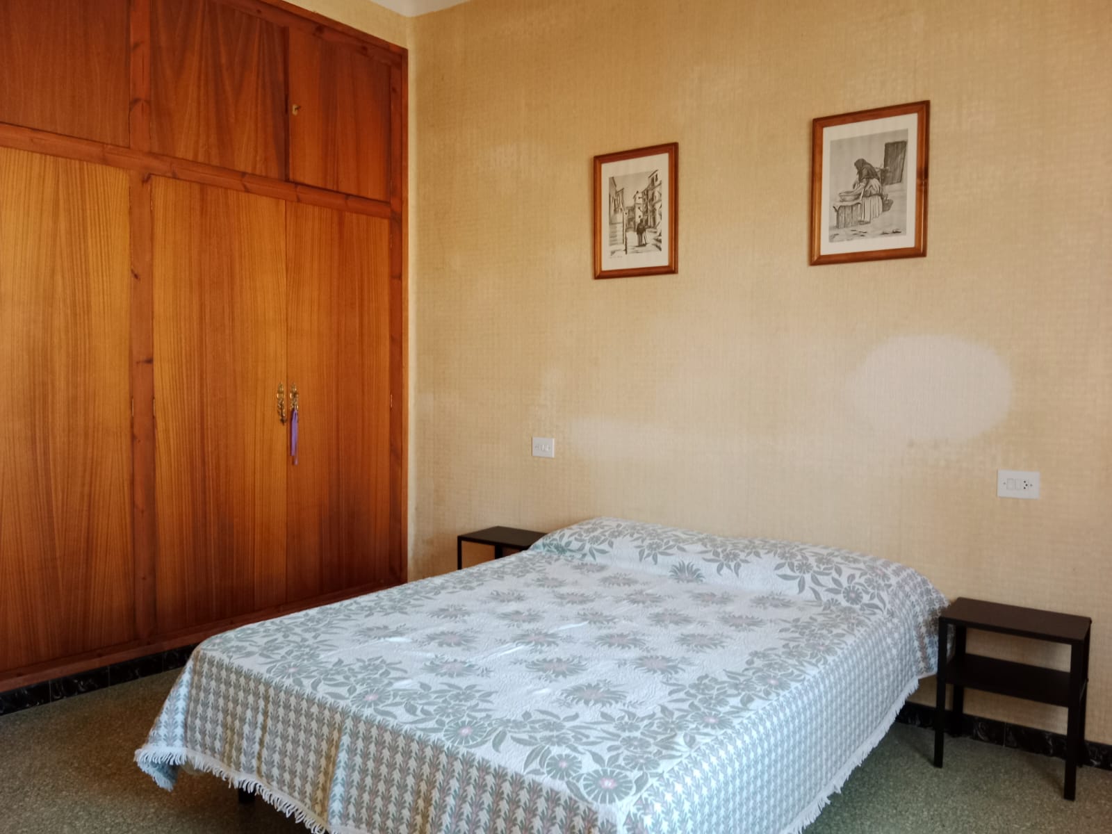 Dos plantas, 400 m2 con JARDÍN, GARAJE, TRASTEROS y bonitas vistas de orientación este-oeste.