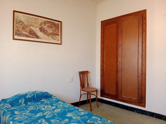 Dos plantas, 400 m2 con JARDÍN, GARAJE, TRASTEROS y bonitas vistas de orientación este-oeste.