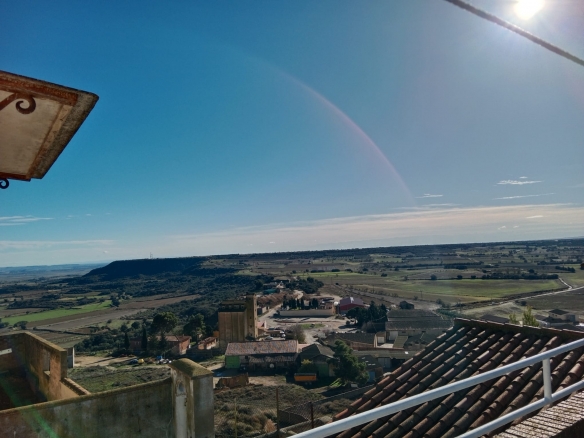 Dos plantas, 400 m2 con JARDÍN, GARAJE, TRASTEROS y bonitas vistas de orientación este-oeste.