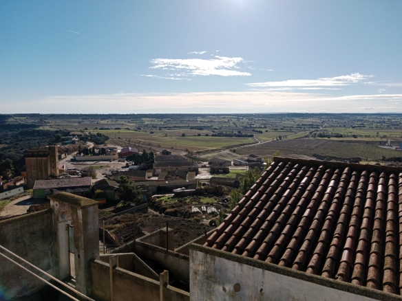 Dos plantas, 400 m2 con JARDÍN, GARAJE, TRASTEROS y bonitas vistas de orientación este-oeste.