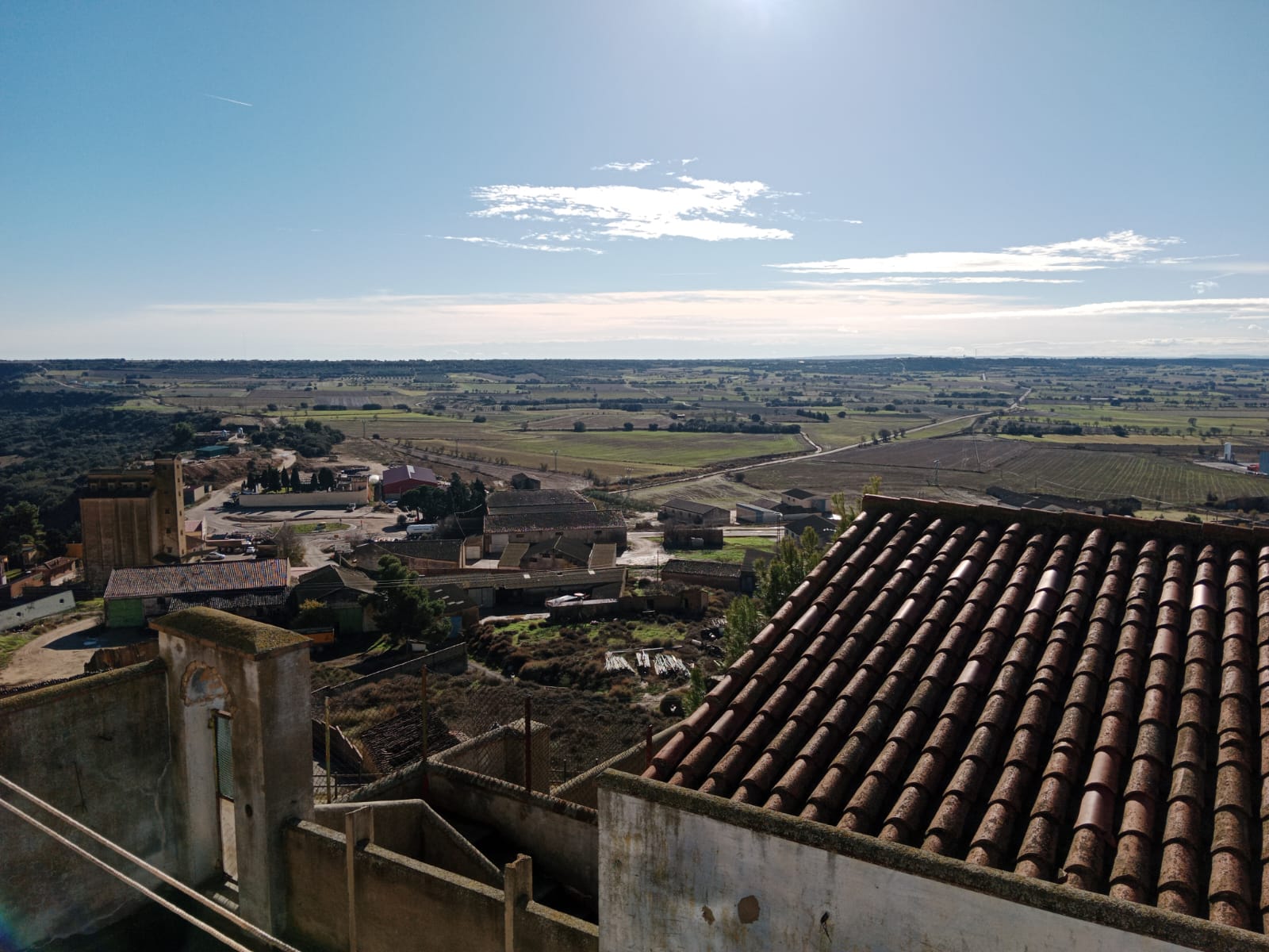 Dos plantas, 400 m2 con JARDÍN, GARAJE, TRASTEROS y bonitas vistas de orientación este-oeste.