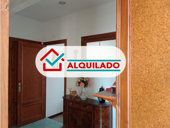 Dos plantas, 400 m2 con JARDÍN, GARAJE, TRASTEROS y bonitas vistas de orientación este-oeste.